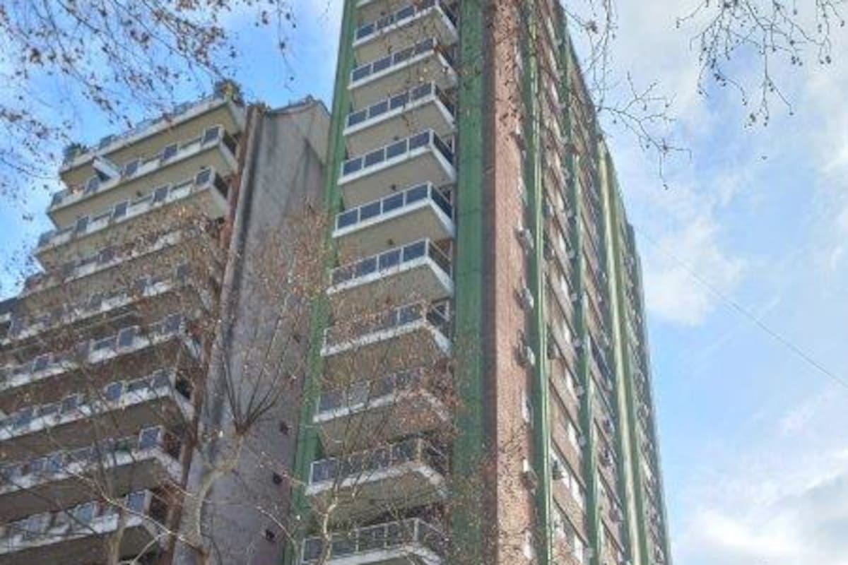 Una de las unidades que se rematarán está en este edificio ubicado sobre la avenida Santa Fe en Recoleta