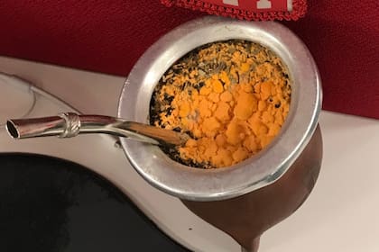 Un usuario fotografió lo que había sido la yerba en un mate sin vaciar abandonado en la oficina