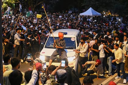 Una de las varias noches de protestas consecutivas exigiendo cuentas al gobierno indio en Nueva Delhi
