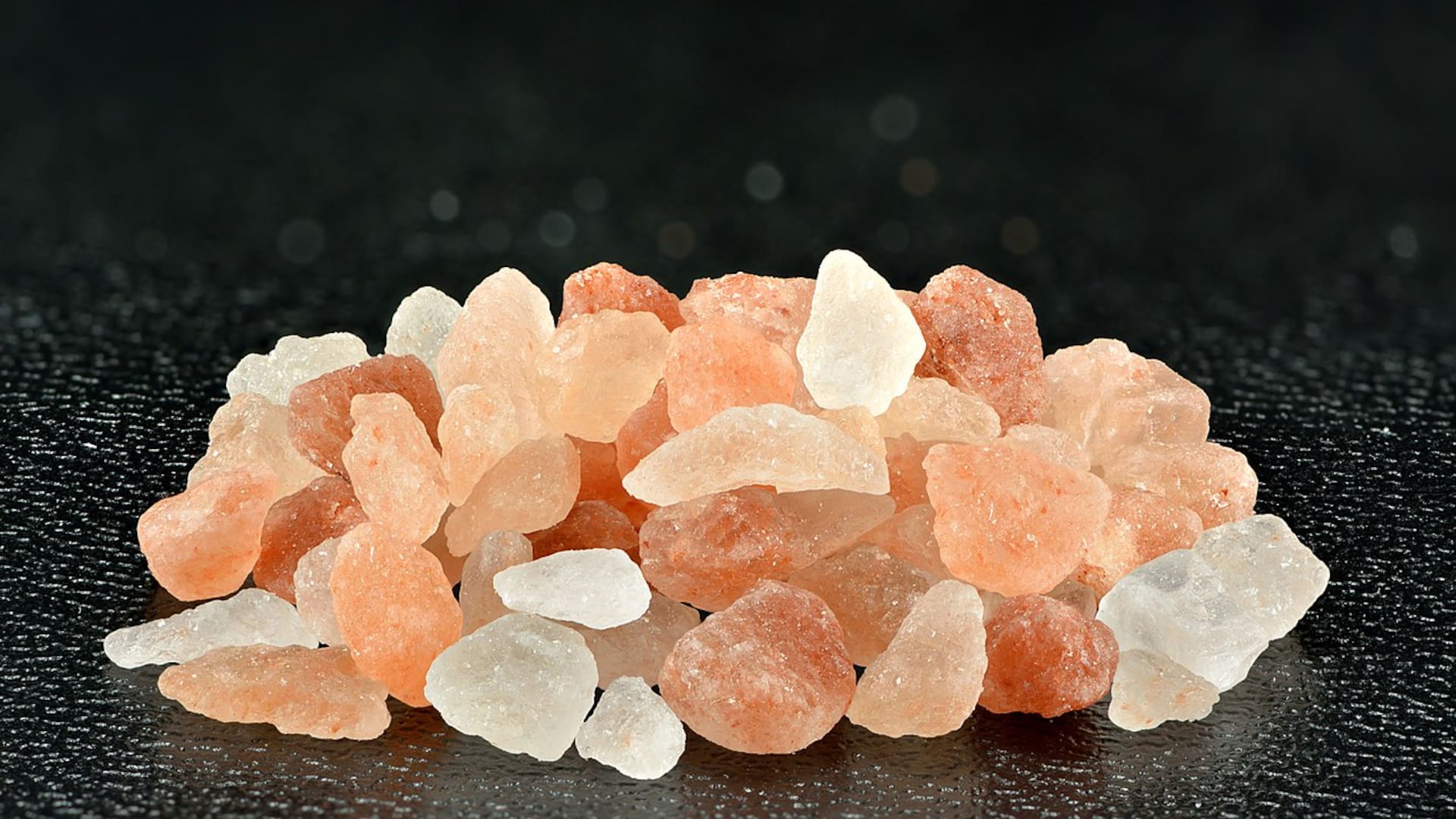 Una de las versiones de este mineral que se ha vuelto más popular durante los últimos años, es la sal rosa del Himalaya.