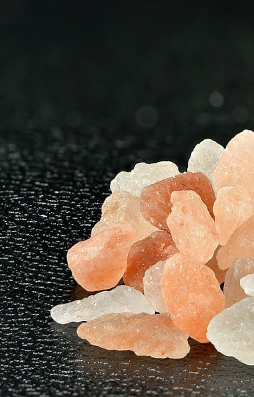 Una de las versiones de este mineral que se ha vuelto más popular durante los últimos años, es la sal rosa del Himalaya.