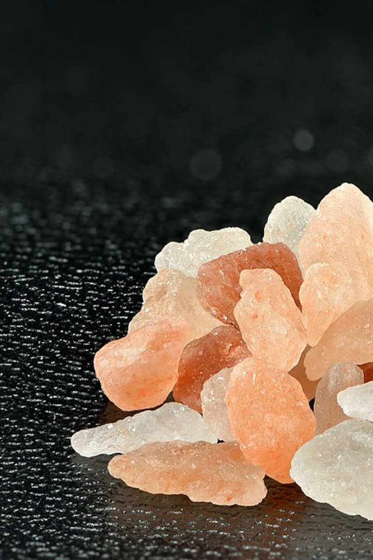 Una de las versiones de este mineral que se ha vuelto más popular durante los últimos años, es la sal rosa del Himalaya.
