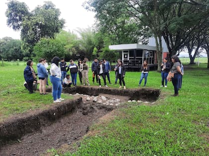 Una de las vías de llegada en automóvil es por la ruta 38 hasta León Rougés; desde allí, restan ocho kilómetros por un camino de tierra afirmado hasta las puertas del Museo Arqueológico a Cielo Abierto Ibatín