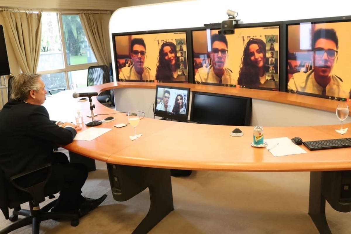 Una de las videollamadas que realizó Alberto Fernández desde el sistema de telepresencia de Cisco instalado en la residencia de Olivos