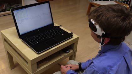 Una de las vinchas desarrolladas por Neurosky, una compañía especializada en detectar patrones de ondas cerebrales, una tecnología que Facebook quiere utilizar para que las personas tipeen con la mente