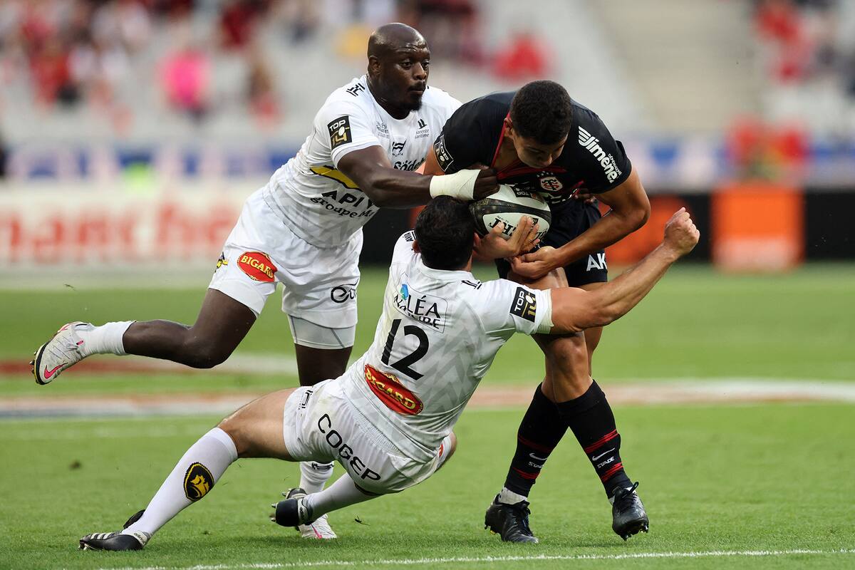 Una de las virtudes de Santiago Chocobares, como lo muestra ante este tackle de Geoffrey Doumayrou, de La Rochelle; el santafesino de 22 años hizo una suplencia por lesión y terminó siendo titular de Toulouse en el Top 14 de Francia.