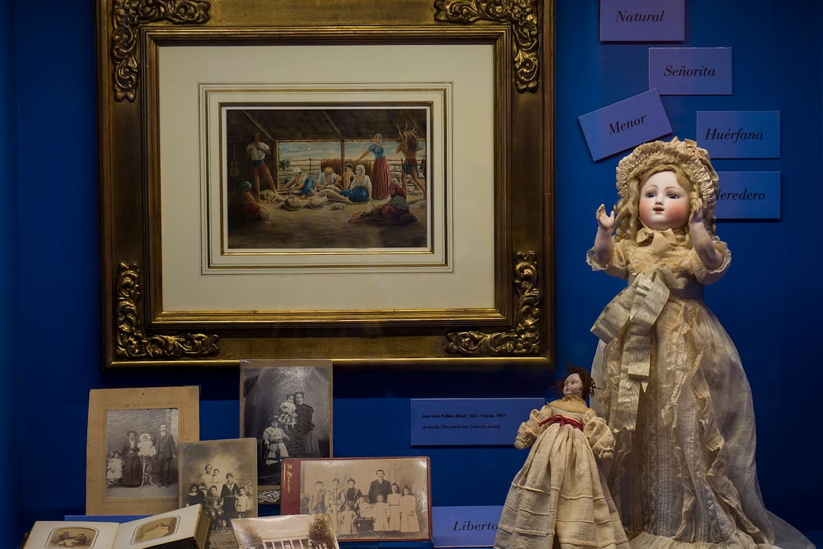 Una de las vitrinas de la muestra "Infancias" en el museo Pueyrredón de San Isidro