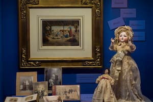 Una de las vitrinas de la muestra "Infancias" en el museo Pueyrredón de San Isidro