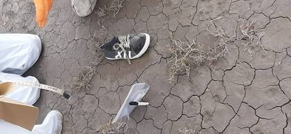 Una de las zapatillas de Facundo, halladas cerca de su cadáver, en el canal Cola de Ballena, cercano a un cangrejal, en Villarino Viejo, junto a General Cerri.