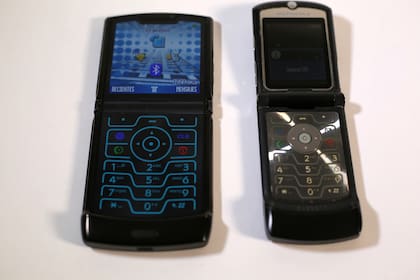 Una de los detalles llamativos está en el modo retro, que transforma la interfaz con el diseño utilizado en el Razr original