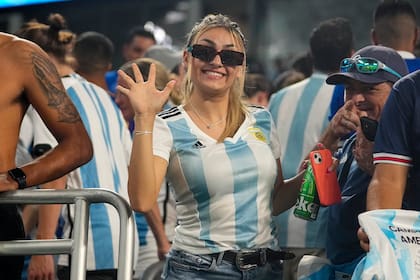 Una de los miles de hinchas argentinos que coparon el estadio de Inter de Miami, anoche