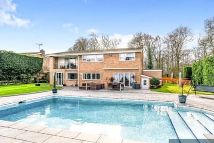 Una de los puntos más sobresalientes de la construcción, es una piscina ubicada en su parte trasera. Captura: Whitegates / www.rightmove.co.uk