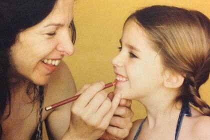 Una de sus fotos favoritas, con mamá Alejandra, cuando era chica.