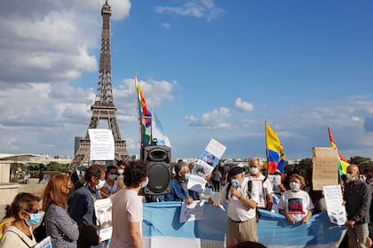 Una decena de miembros de la Asamblea de Ciudadanos Argentinos en Francia repudió "la ostentación" del expresidente y lo responsabilizó por la crisis económica y de la pandemia