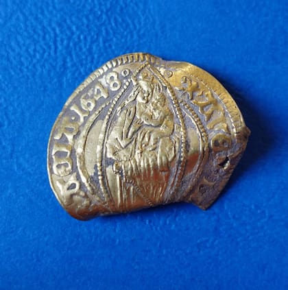 Una del ducado de Hamburgo de 1648 lleva una imagen de la Virgen y el Niño perforada en el borde de la moneda
