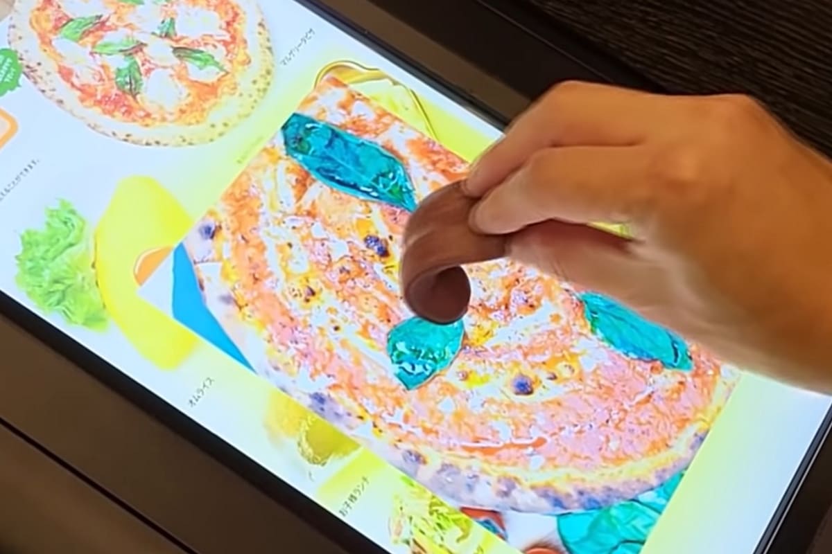 Una demostración de Taste the TV, un prototipo creado para experimentar los sabores de un plato a distancia y en tiempo real desde este curioso televisor