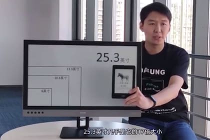 Una demostración del monitor con pantalla de tinta electrónica, comparado con un e-reader Kindle de Amazon