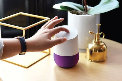 Una demostración del parlante Home, de Google, durante su lanzamiento en octubre de 2016. La empresa planea mejorarlo con servicios de terceros.