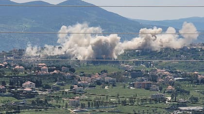 Una densa columna de humo proveniente de explosiones en la ciudad de Khiam, al sur del Líbano, donde el ejército israelí detonó viviendas
