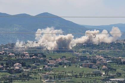 Una densa columna de humo proveniente de explosiones en la ciudad de Khiam, al sur del Líbano, donde el ejército israelí detonó viviendas (AFP)