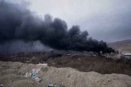 Una densa columna de humo se eleva desde una instalación de almacenamiento de petróleo alcanzada el sábado por un ataque estadounidense-israelí, el domingo 8 de marzo de 2026, en Teherán, Irán. (AP Foto/Vahid Salemi)