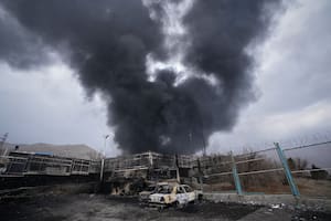 Una densa columna de humo se eleva desde una instalación de almacenamiento de petróleo afectada el sábado 7 de marzo por un ataque estadounidense-israelí, el domingo 8 de marzo de 2026, en Teherán, Irán
