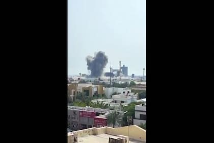 Una densa columna de humo se elevó desde el centro de Teherán tras las detonaciones (Photo by various sources / AFP)