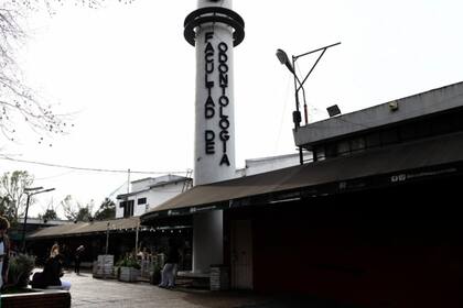 Una denuncia de abuso sexual y dos acusaciones de acoso contra tres docentes ponen en la mira a la Facultad de Odontología de La Universidad Nacional de la Plata