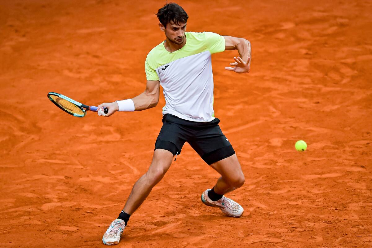 Una derecha de Mariano Navone en el enfrentamiento con João Fonseca; el bonaerense ganó el mejor tanto del encuentro, pero el brasileño es quien pasó a las semifinales del Argentina Open.