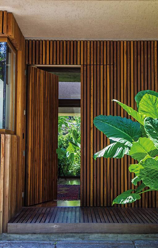La galería tiene un sector comedor con parrilla y un living. Todo al resguardo de las frondosas plantas.
