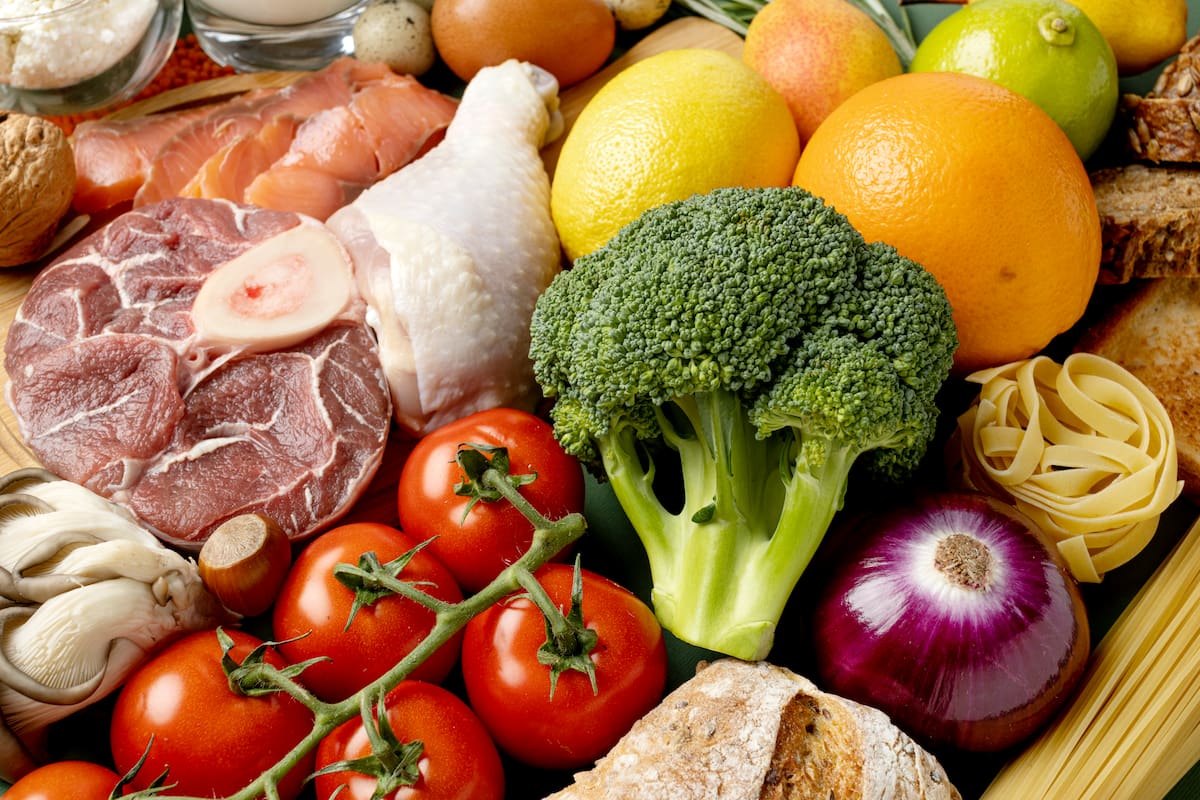Una dieta equilibrada que incluya carnes magras, pescado y una buena variedad de frutas y verduras es clave para mantener niveles saludables de hierro (Foto de carácter ilustrativo: Freepik)