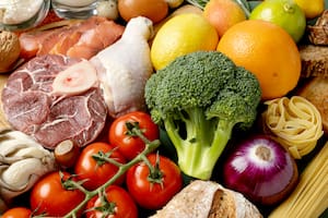 Una dieta equilibrada que incluya carnes magras, pescado y una buena variedad de frutas y verduras es clave para mantener niveles saludables de hierro (Foto de carácter ilustrativo: Freepik)