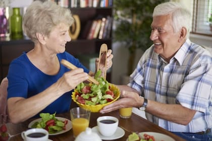 Una dieta idónea ayuda a reducir el riesgo de demencia y otras enfermedades, en especial con personas mayores