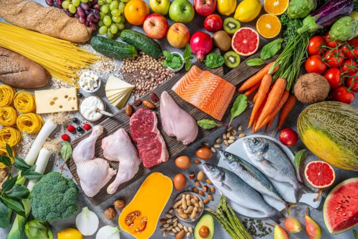 Una dieta que incluya vegetales y frutas coloridas, así como pescados azules y frutos secos ayuda a evitar las arrugas.