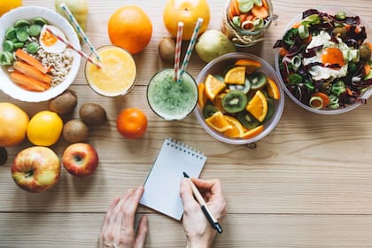 Una dieta saludable incluye frutas y verduras.