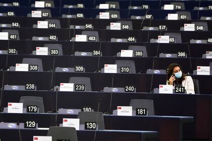 Una diputada espera el inicio de una sesión en el Parlamento Europeo en Estrasburgo, Francia, el 15 de septiembre de 2021. (Yves Herman, Pool via AP)