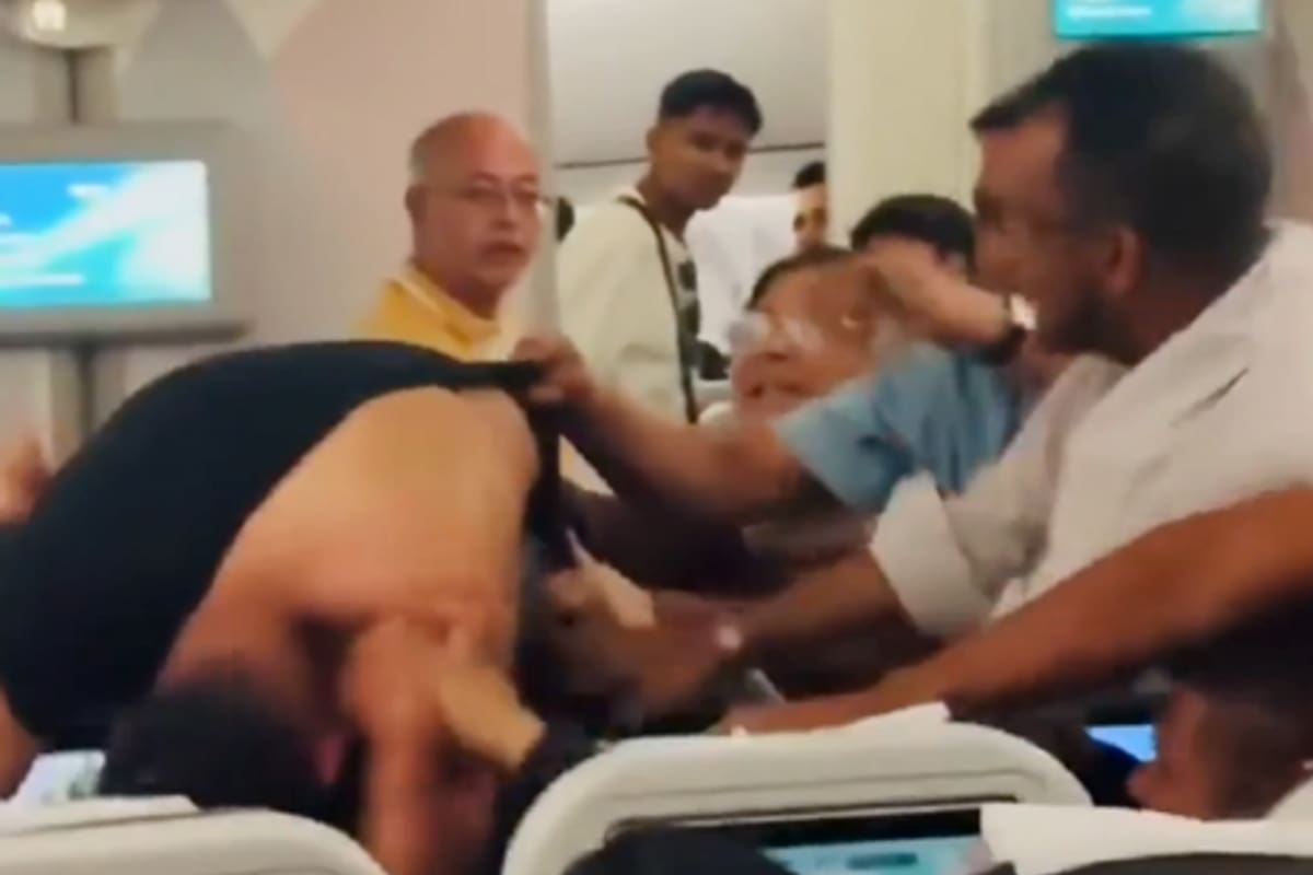 Una discusión entre dos pasajeros terminó con golpes, gritos y una remera rota en un vuelo a Londres