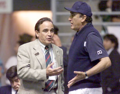 Una discusión entre el árbitro general de la serie, Toni Hernández, con el capitán chileno, Patricio Cornejo