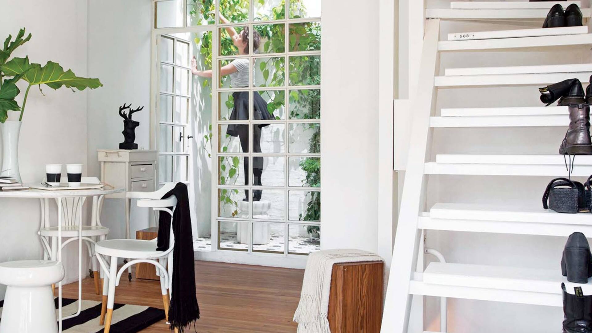 Una diseñadora industrial reinventó una casita en Colegiales siguiendo sus propias reglas. Lo primero fue incorporar el aire y luz. La ambientación liviana, que recrea la fresca sensación de un barco en altamar, fluyó sola.