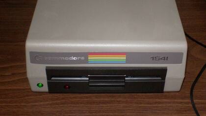Una diskettera 1541; los diskettes son de 5,25 pulgadas