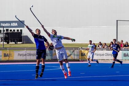 Una disputa aérea de la pelota en Mitre vs. Lomas