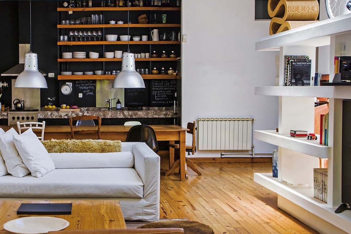 Una distribución abierta, materiales nobles y seleccionados ítems con la firma de grandes diseñadores del siglo XX definen el compás único de este PH en Palermo, que se reafirma en cada reunión y zapada compartida.
