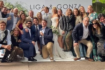 Una divertida foto con sus invitados.