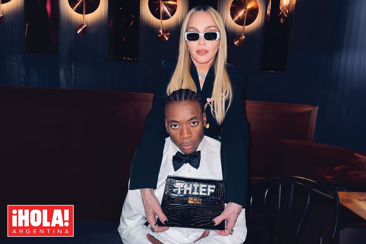 Una divertida foto de David Banda con su madre y una de las carteras fetiche de la cantante, de la marca Mawi con la palabra “thief” (ladrón,
en español), en cristales Swarovski.