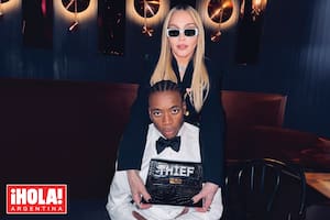 Una divertida foto de David Banda con su madre y una de las carteras fetiche de la cantante, de la marca Mawi con la palabra “thief” (ladrón,
en español), en cristales Swarovski.