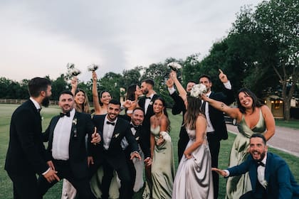 Una divertida postal de los recién casados con sus padrinos y damas de honor.