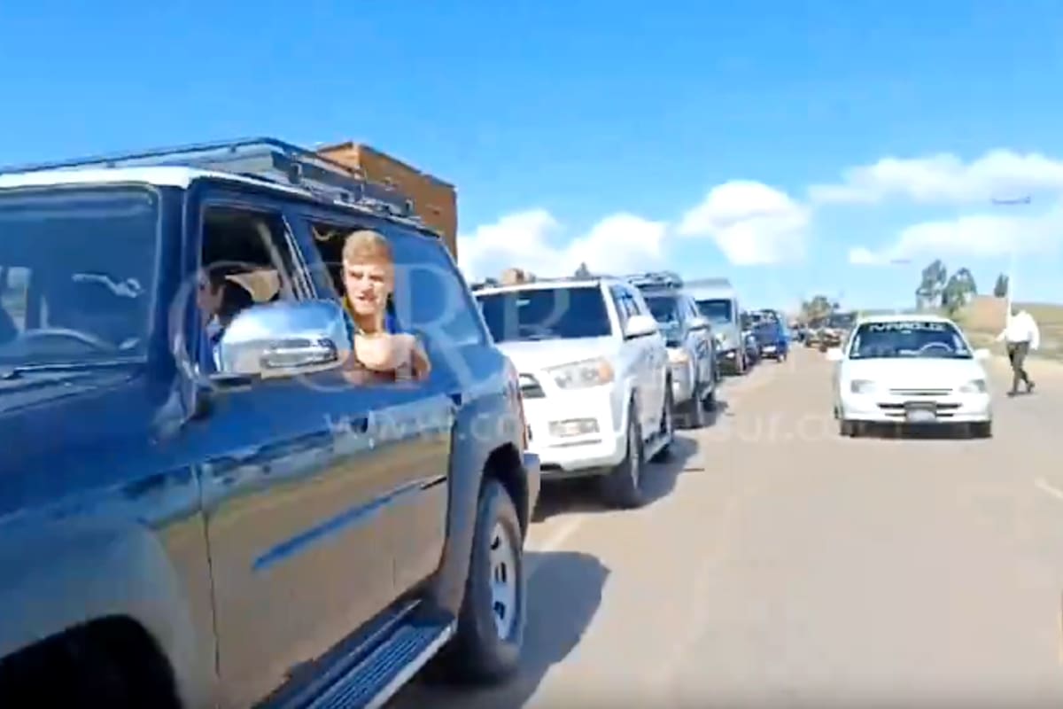 Una docena de camionetas 4x4 trasladaron a los jugadores y cuerpo técnico de Boca desde Sucre a Potosí para el primer encuentro del Xeineize por Copa Sudamericana