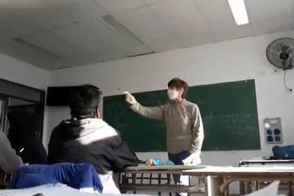Una docente que increpa a un alumno por cuestionar al kirchnerismo. El video se hizo viral