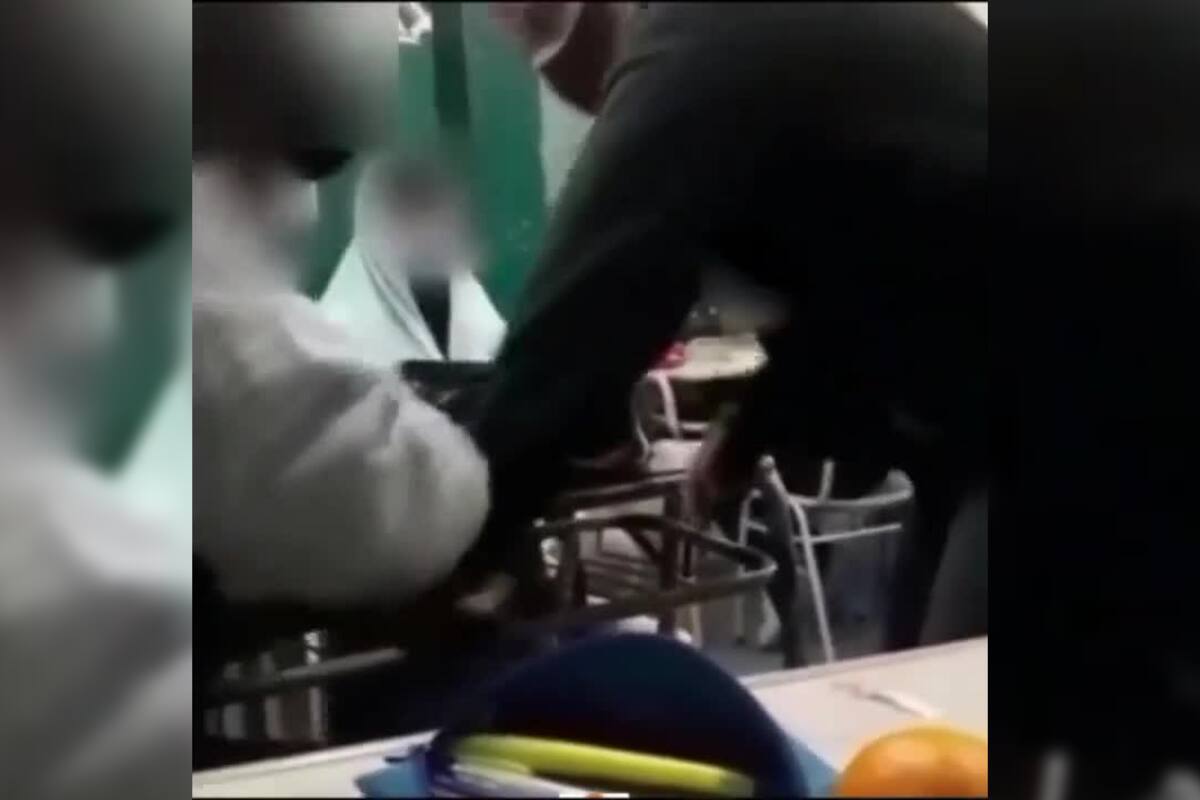 Una docente y su alumnos, ambos integrantes del Instituto Provincial de Educación Técnica (I.P.E.T) 132 en Córdoba, forcejearon y se insultaron entre ellos por el uso del celular en clase