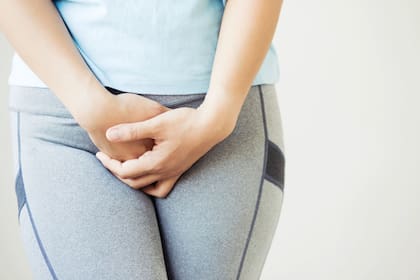 Una doctora española especializada en Urología, comentó cuál es la razón por que solemos “correr al baño” tras el sonido de una fuente
